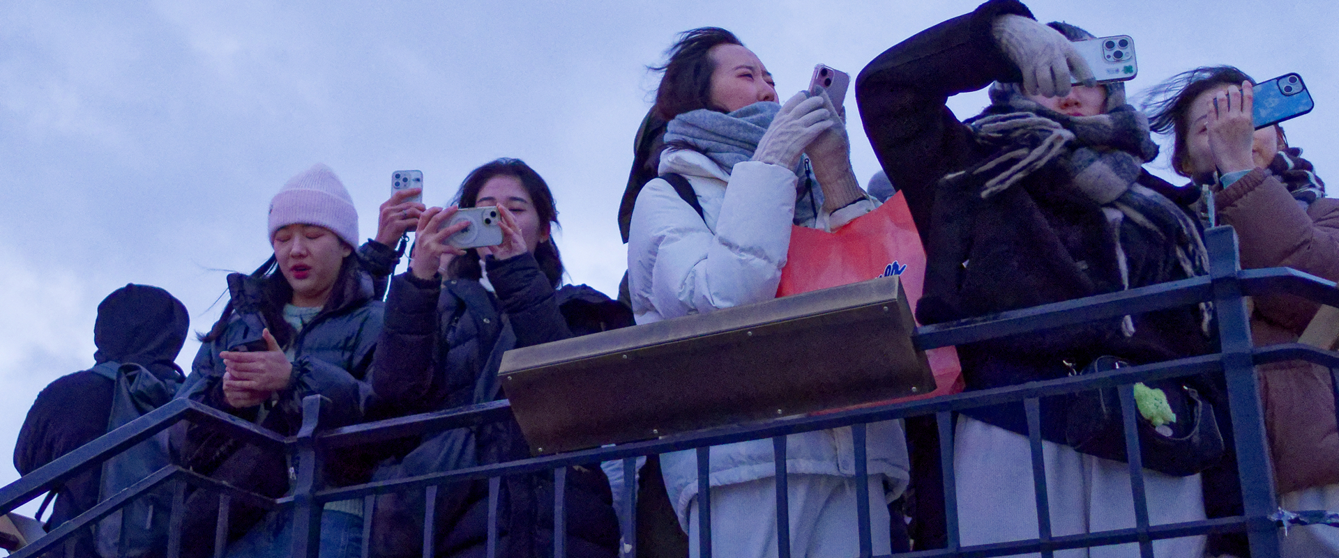 Asiatinnen fotografieren mit Smartphones