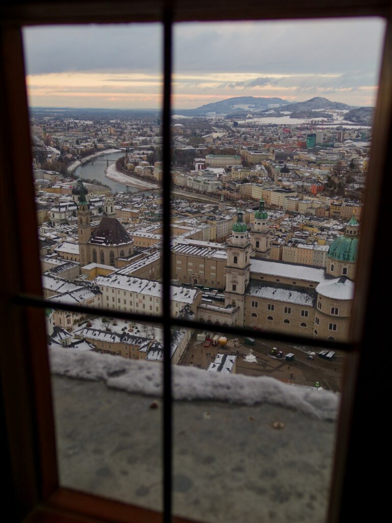 Blick vom Wehrgang der Festung Salzburg auf die leicht verschneite Altstadt.