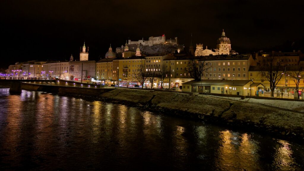 Blick vom Marko-Feingold. ehemals Makart-Steg auf die Festungsseite von Salzburg in der Nacht.